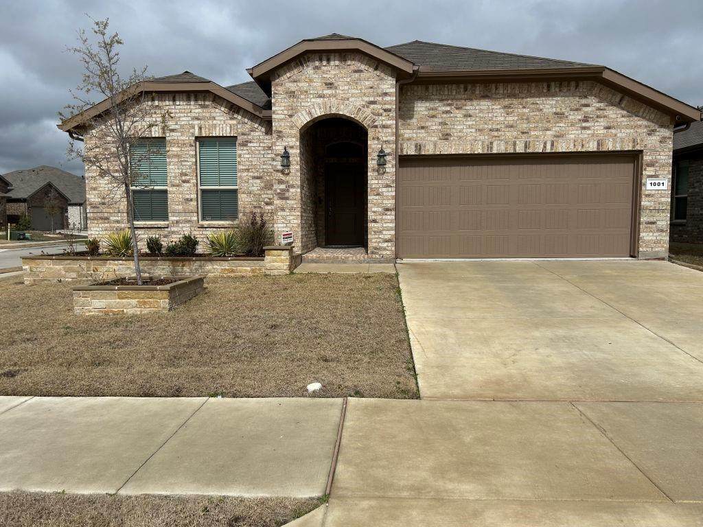 1001 Croxley Way - Photo 1