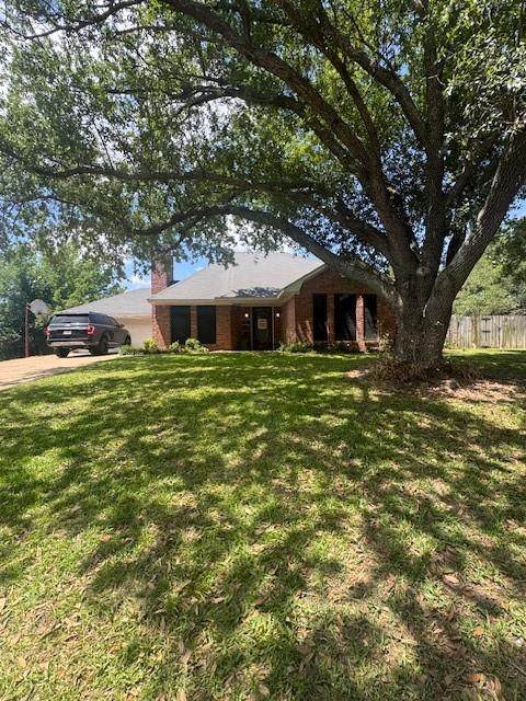 226 Colonial Circle - Photo 1