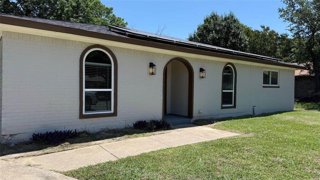 201 Fleetwood Court - Photo 1