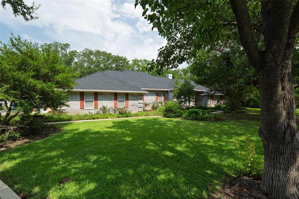 331 County Road 3418 - Photo 1