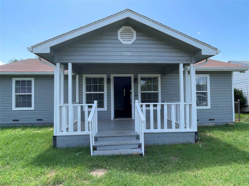 910 Sunset Drive - Photo 1