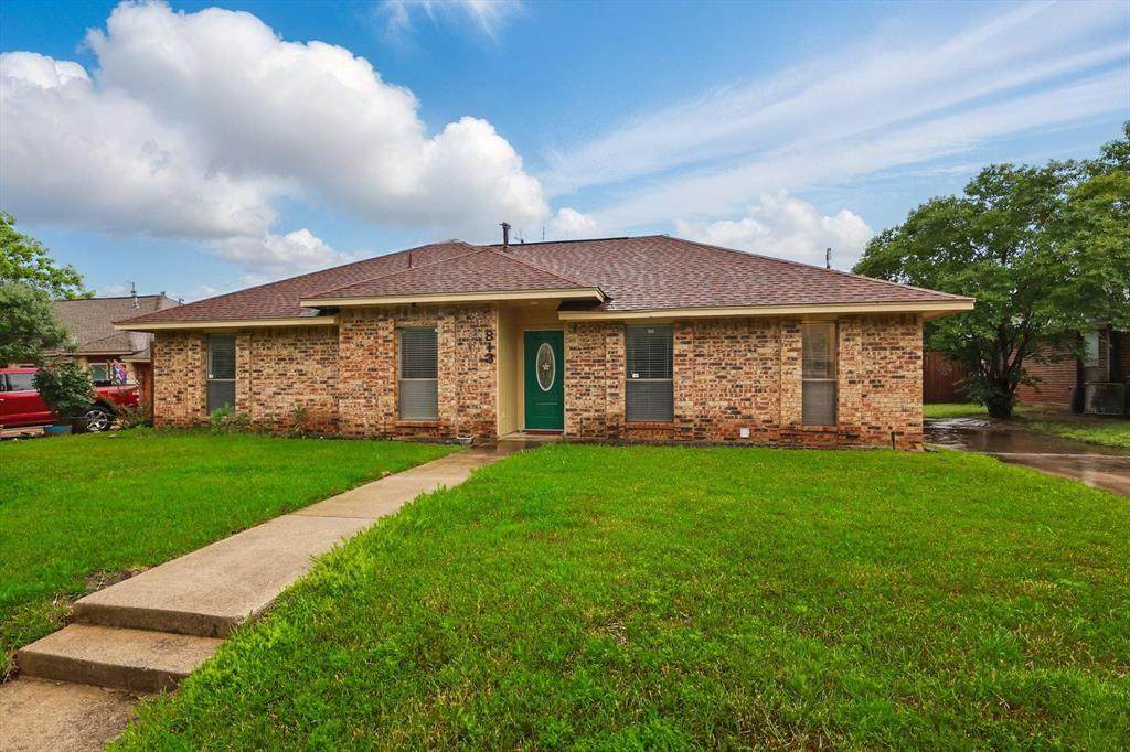 813 Leslie Lane - Photo 1