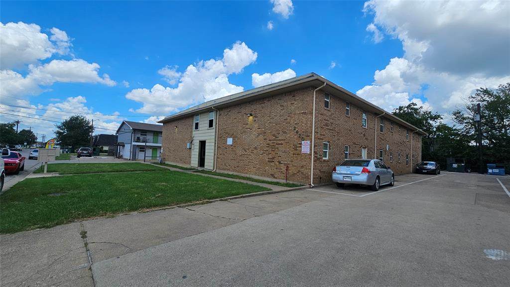 2420 Louise Street - Photo 1