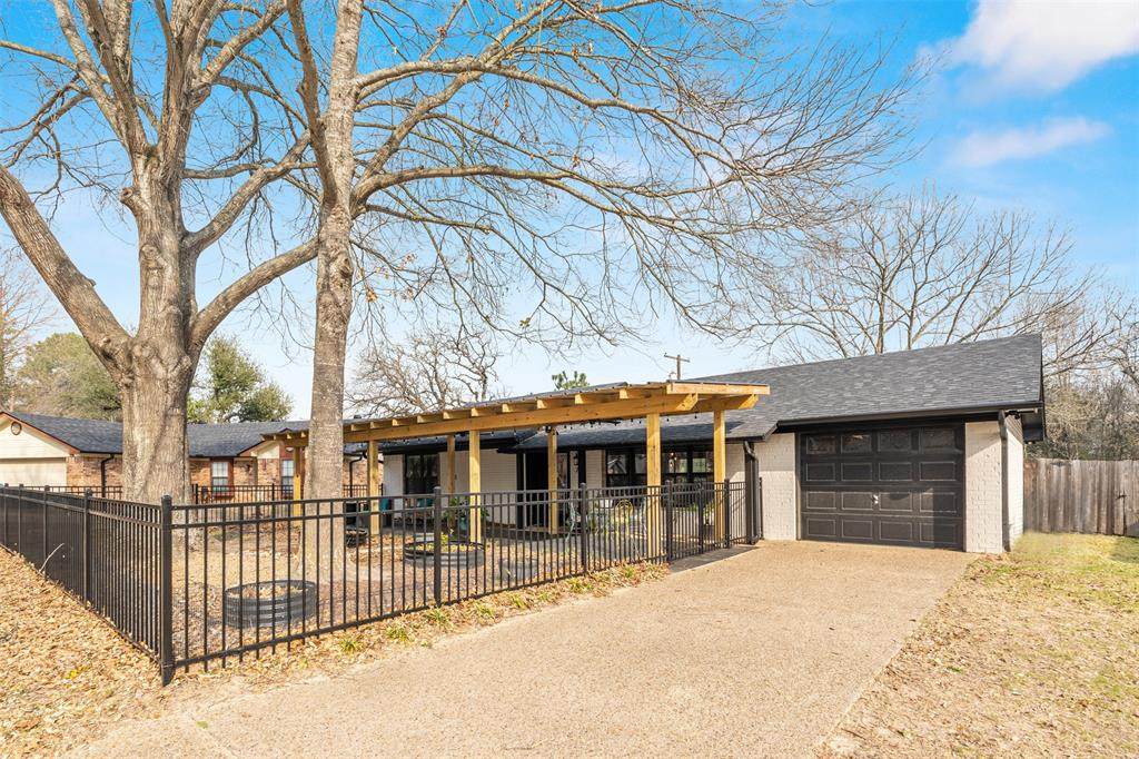 713 Southoak Drive - Photo 1