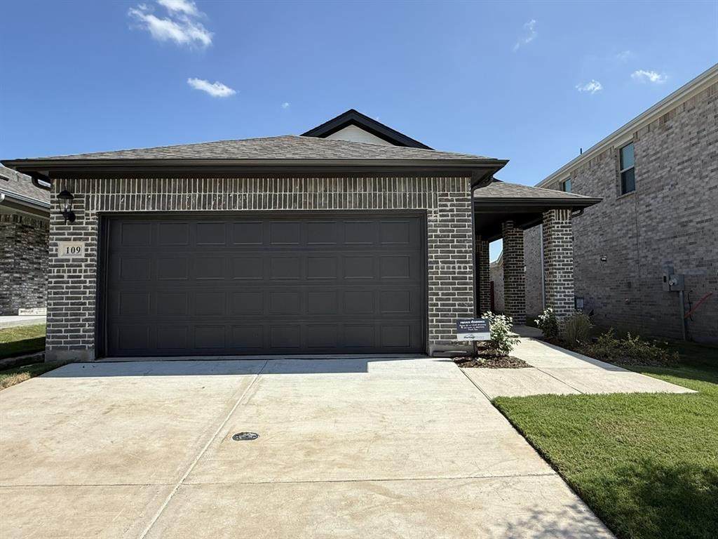 109 Greenbriar Drive - Photo 1