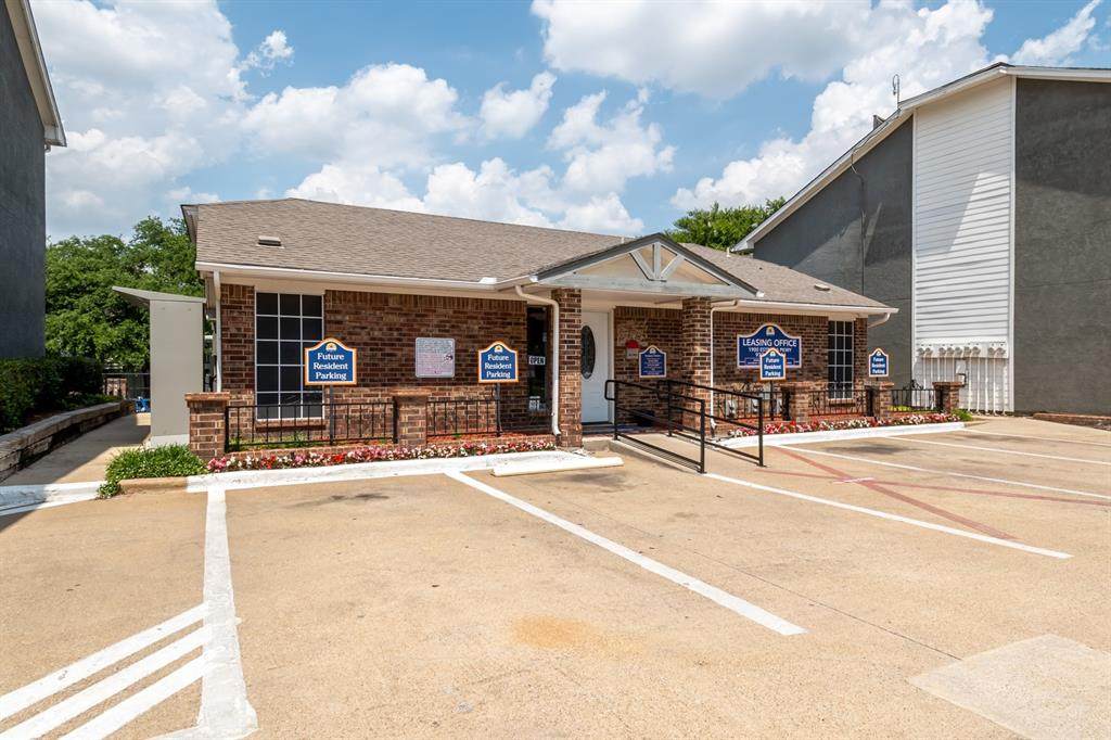 1900 Estrada Parkway - Photo 1