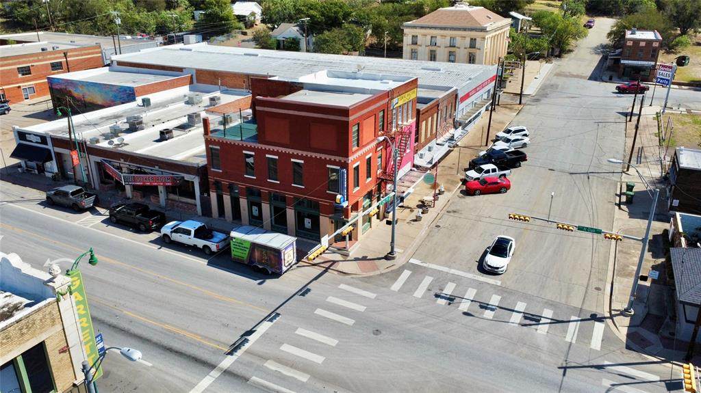 302 Oak Avenue - Photo 1