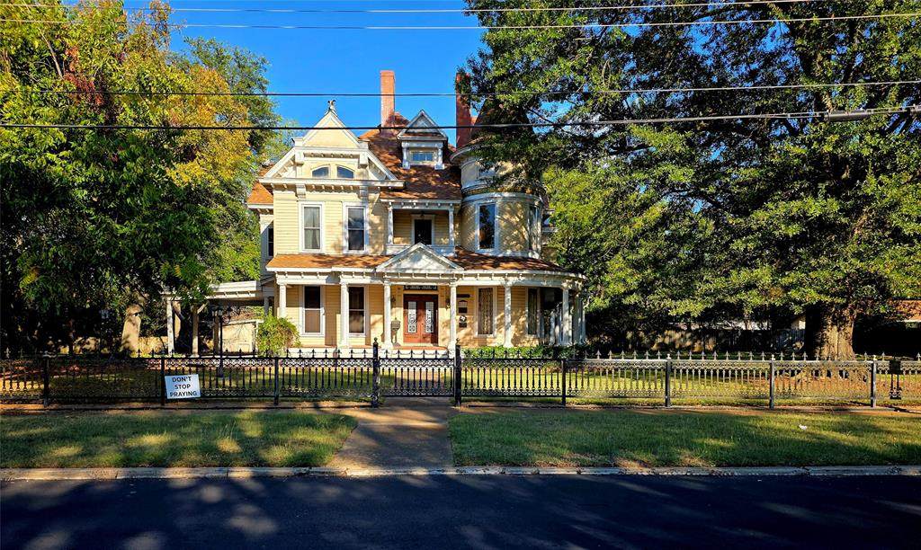 802 Fitzhugh Avenue - Photo 1