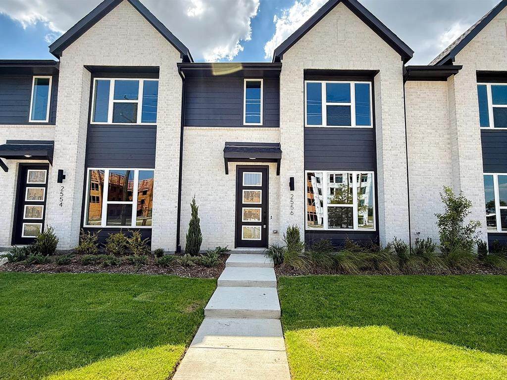 2556 Campden Mews - Photo 1