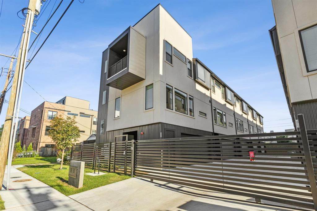 2916 Hawthorne Avenue - Photo 1