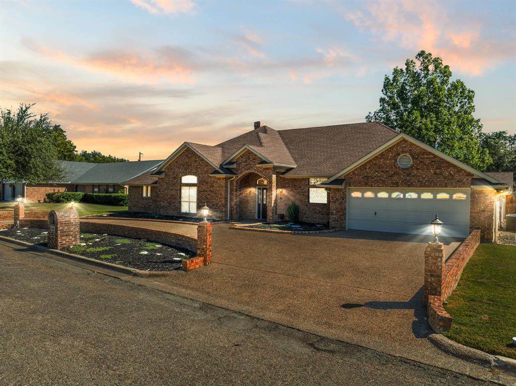 906 Greenleaf Drive - Photo 1