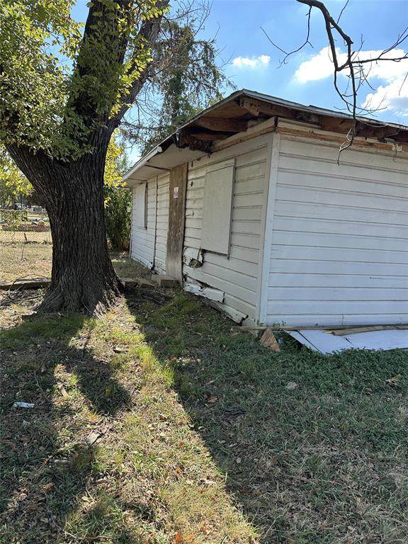 2435 Iroquois Street - Photo 1