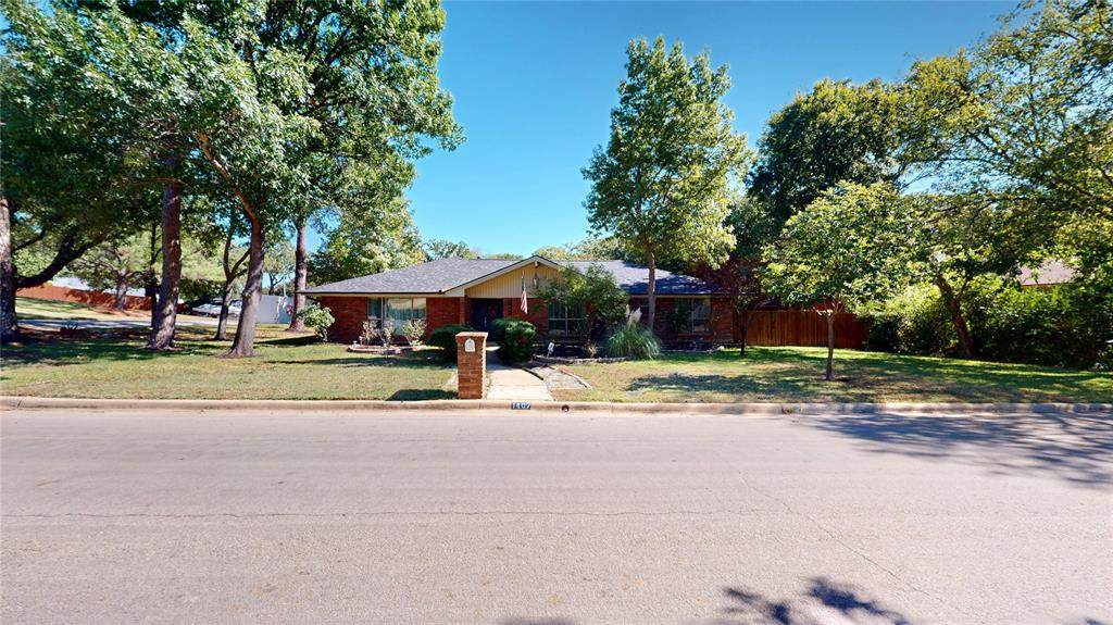 1407 Woodridge Circle - Photo 1