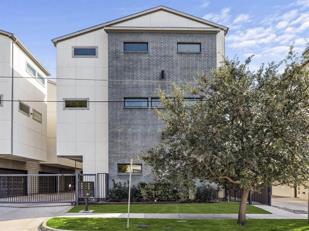 4222 Roseland Avenue - Photo 1