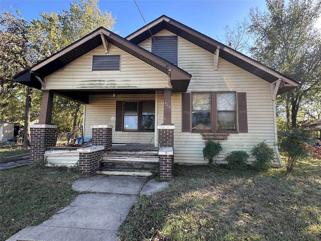 822 Commerce - Photo 1