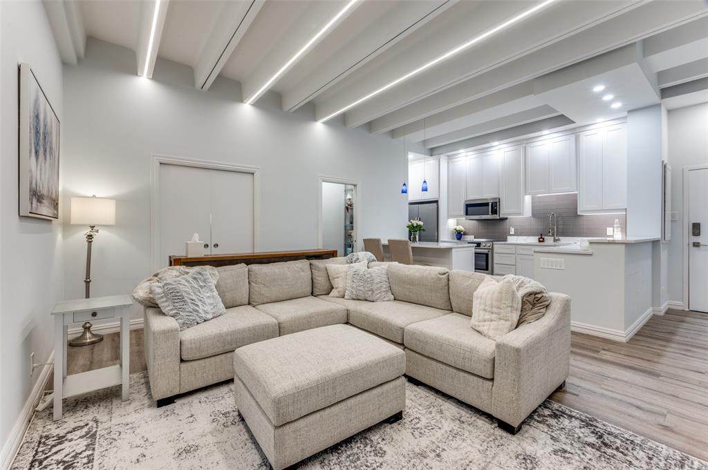 6211 Northwest Highway - Photo 1