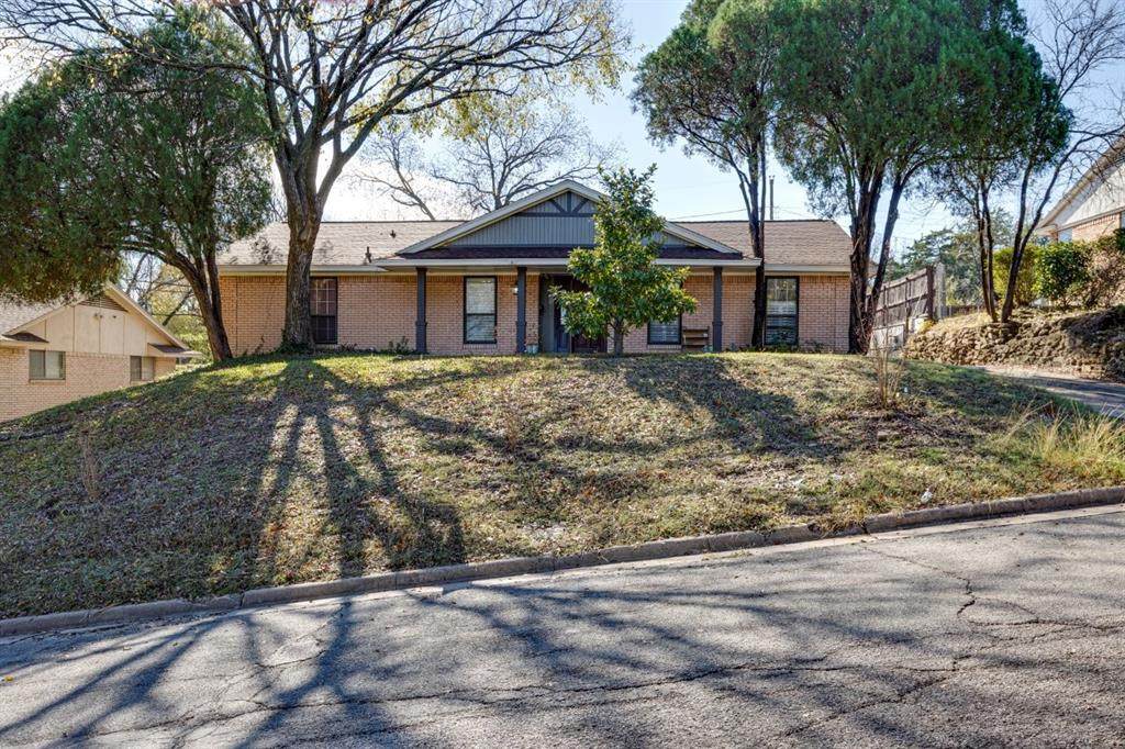 604 Parkwood Drive - Photo 1