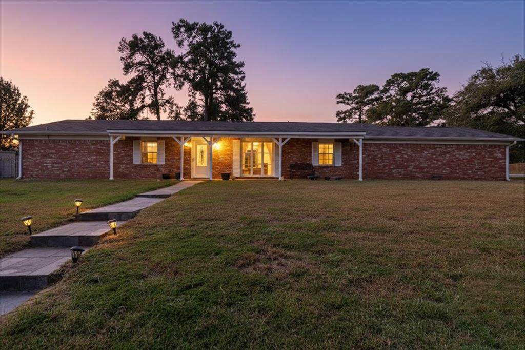 1004 Oakwood Drive - Photo 1