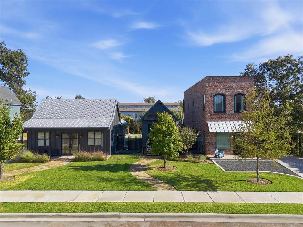 632 7th Street - Photo 1