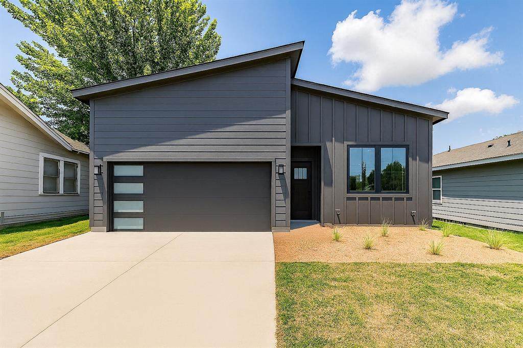 1402 Driess Street - Photo 1