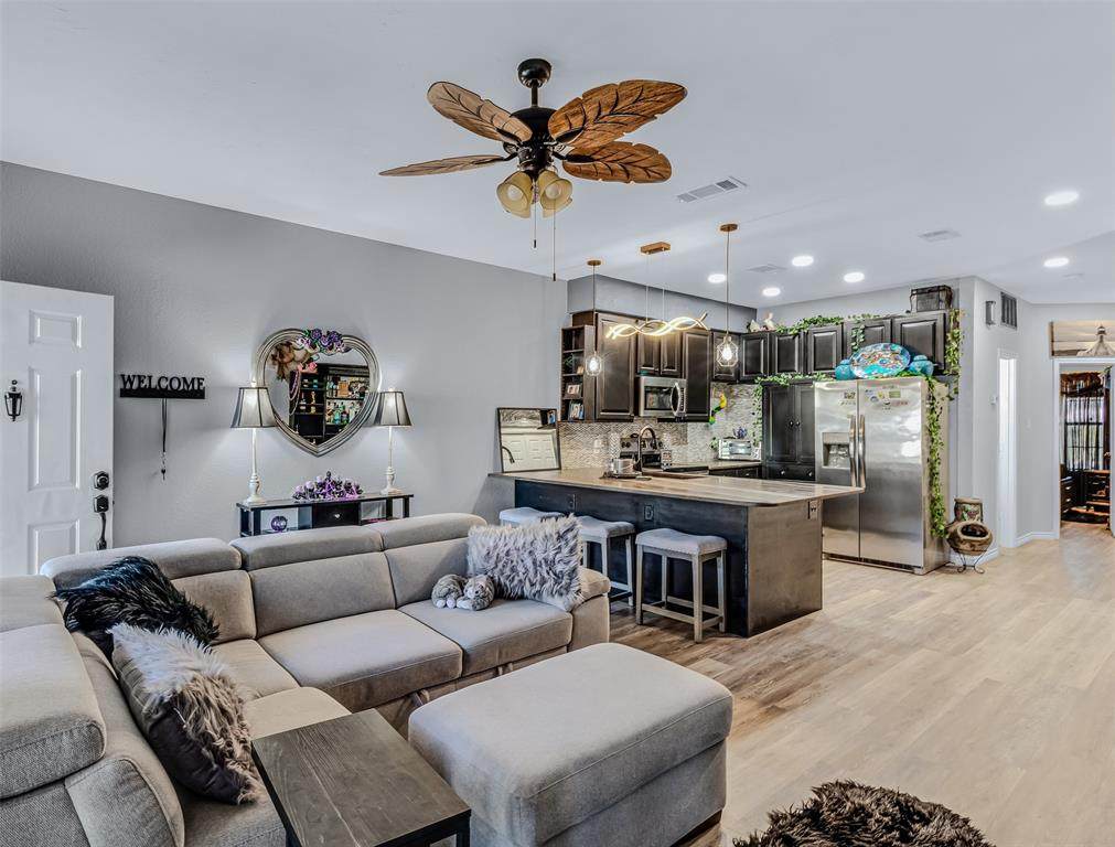 1933 Island Circle - Photo 1