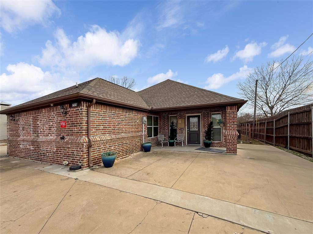 2508 Crawford Street - Photo 1