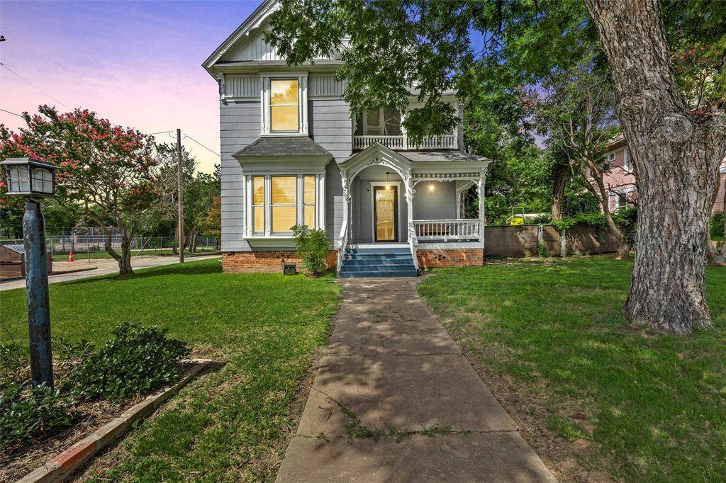 702 15th Street - Photo 1