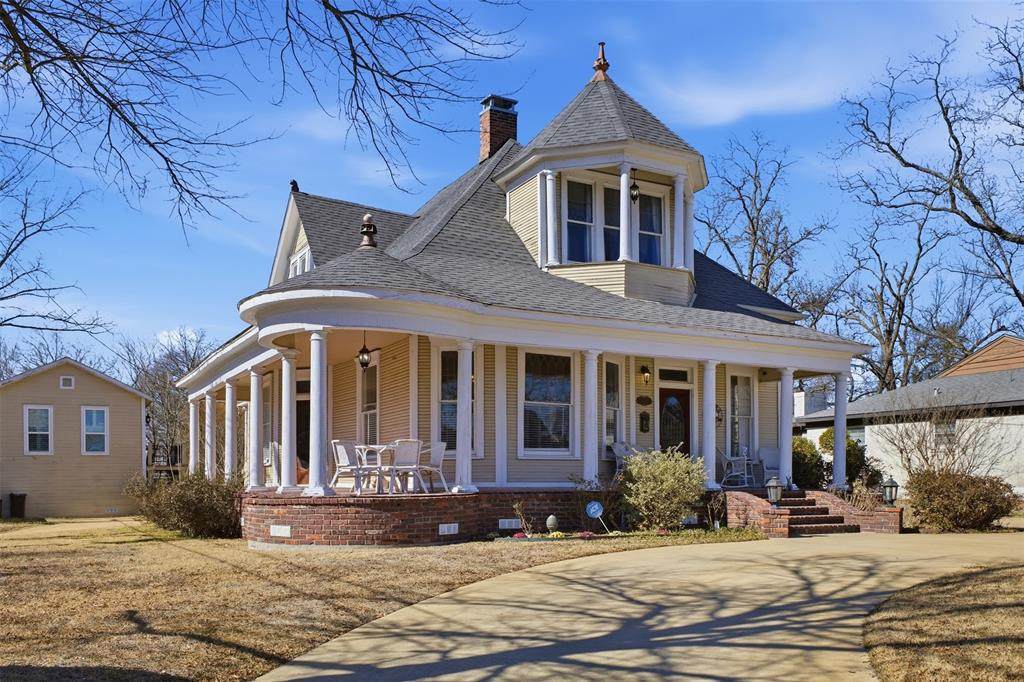305 Davis Street - Photo 1