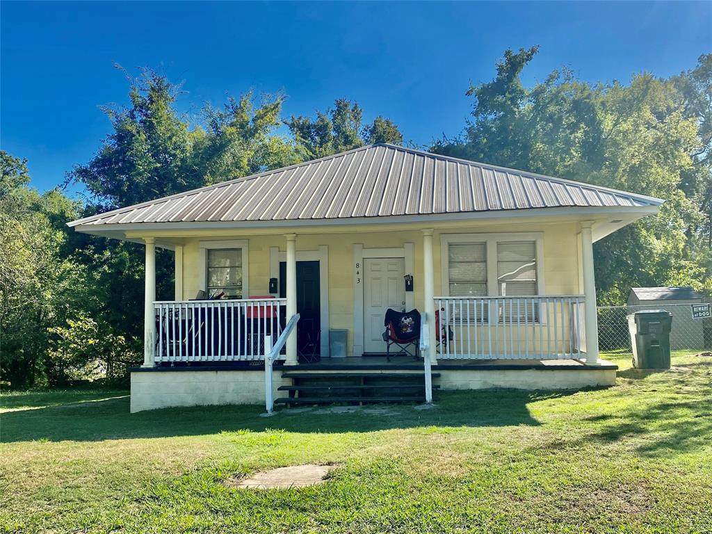 843 College Street - Photo 1