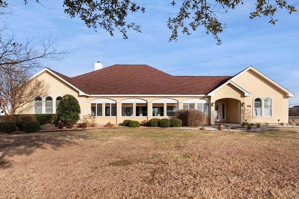 106 Lakeshore Drive - Photo 1