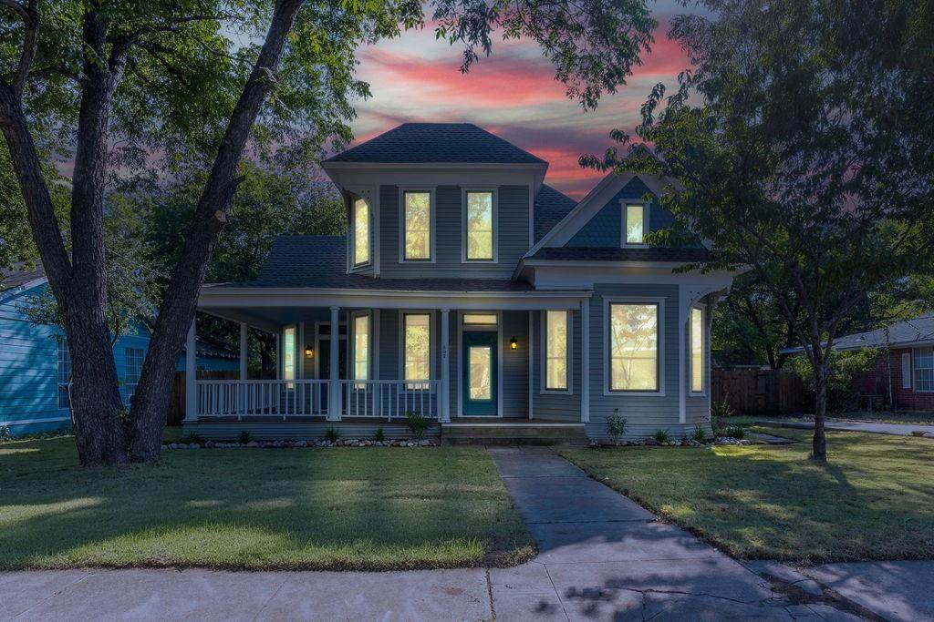 607 Dallas Street - Photo 1