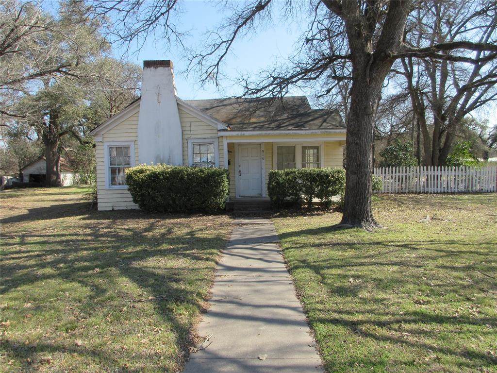 916 Ward - Photo 1
