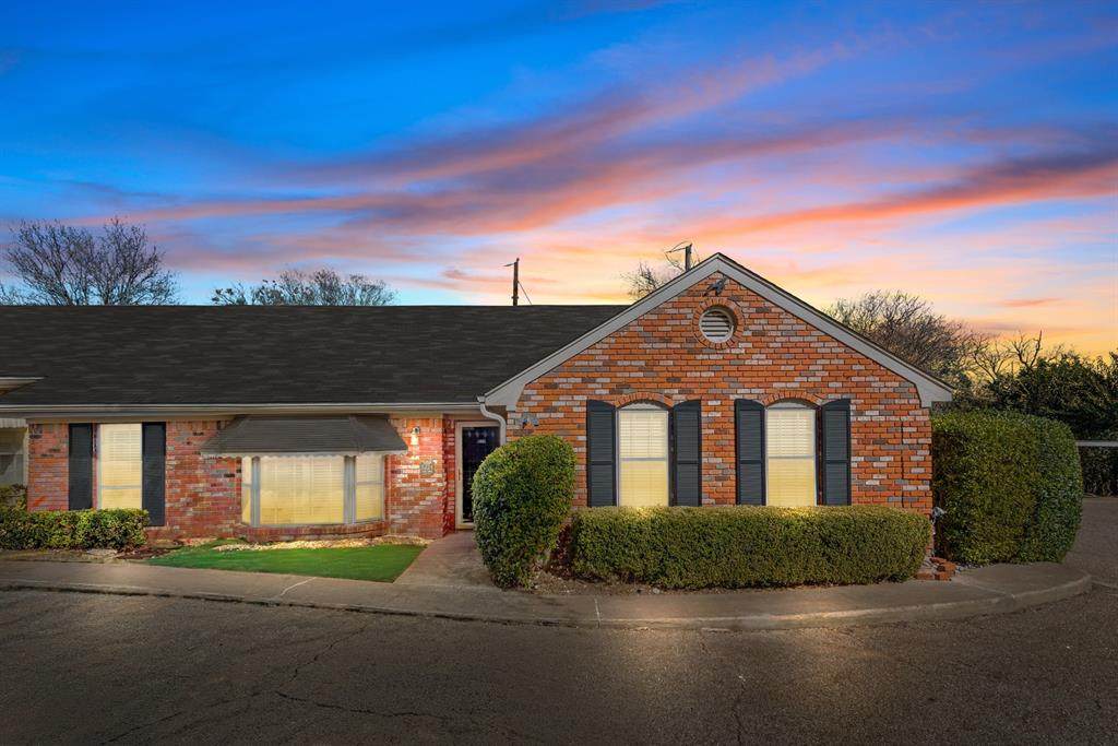 5224 Lake Shore - Photo 1