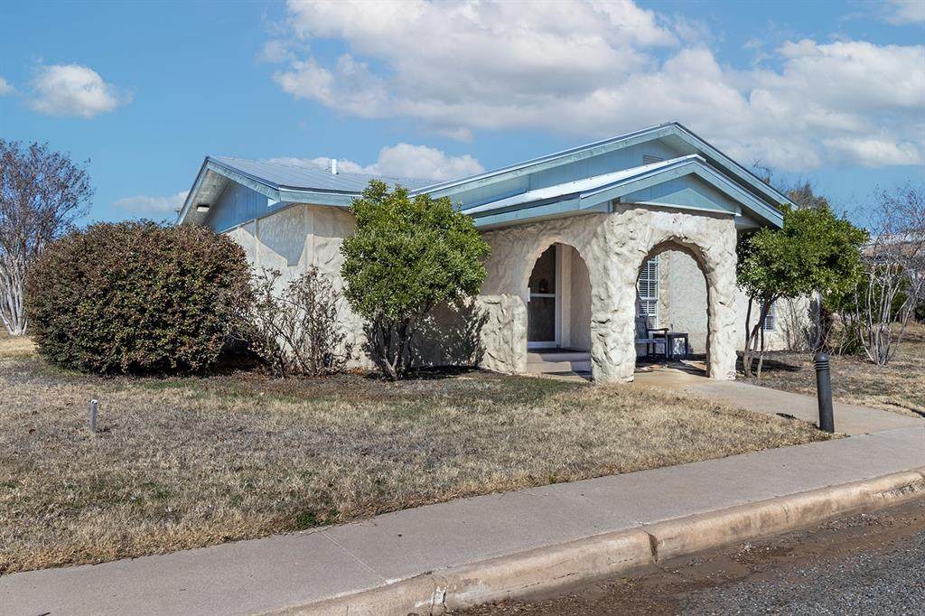 305 Dallas Street - Photo 1