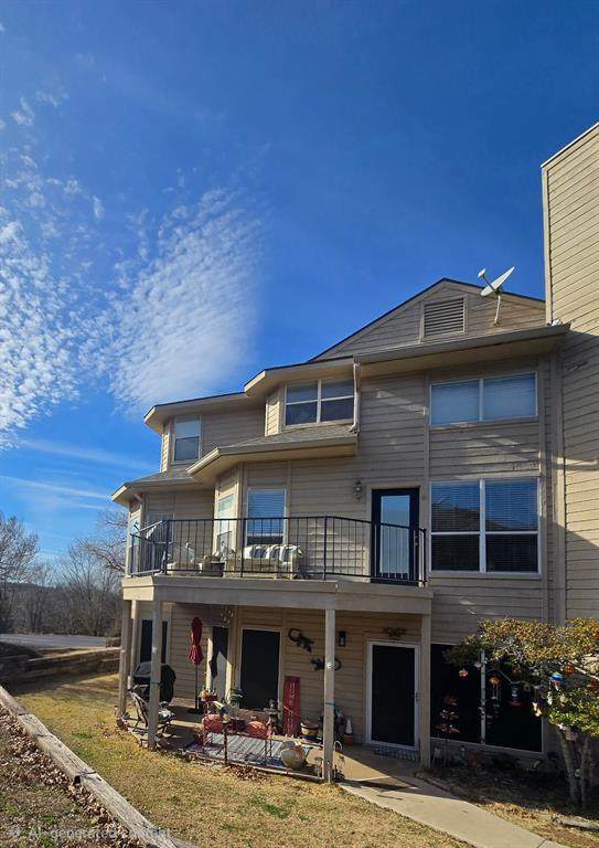 2116 Tanglewood Boulevard - Photo 1