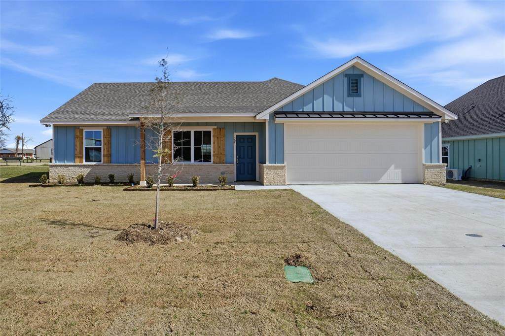 307 Railroad Avenue - Photo 1