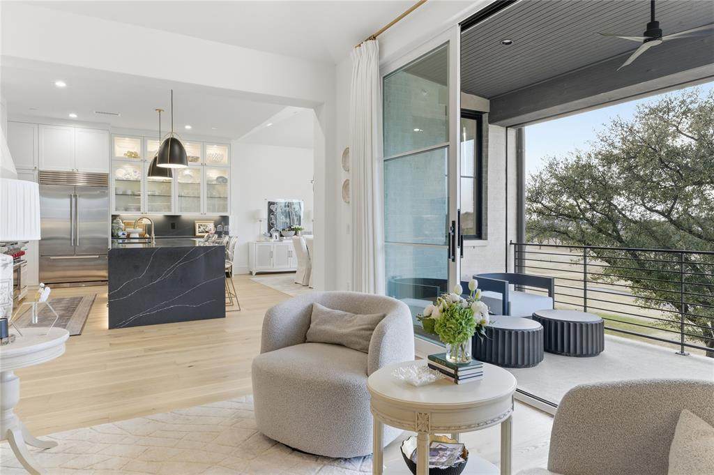 320 O'connor Ridge Boulevard - Photo 1