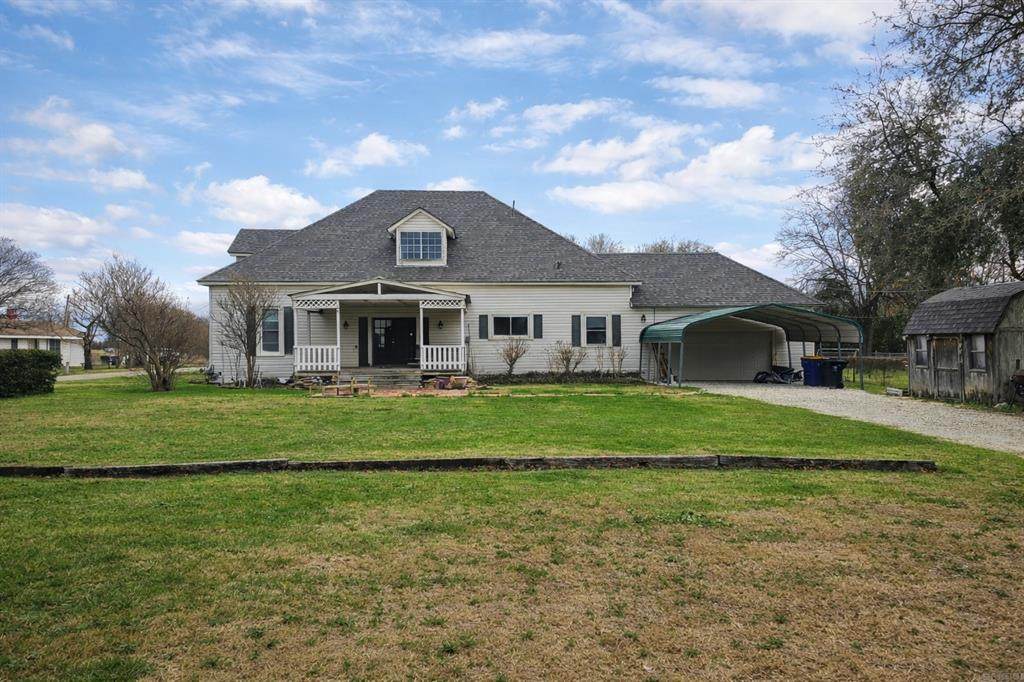 300 Oak Street - Photo 1