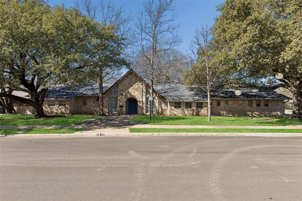 1717 Live Oak Drive - Photo 1