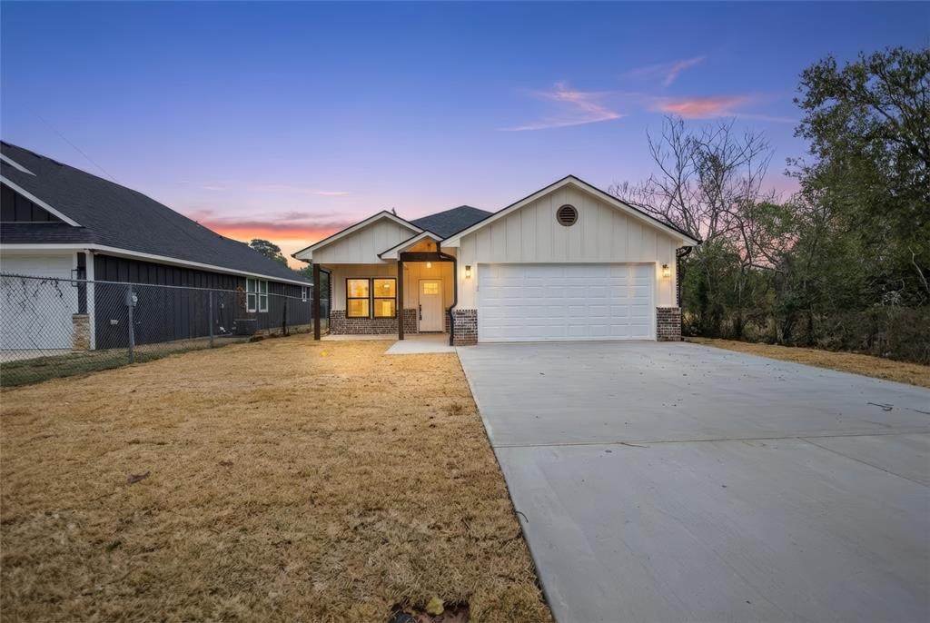 928 Duckenfield - Photo 1
