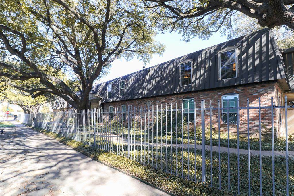 5322 Fleetwood Oaks Avenue - Photo 1