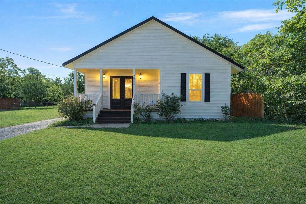 2212 Clay Avenue - Photo 1