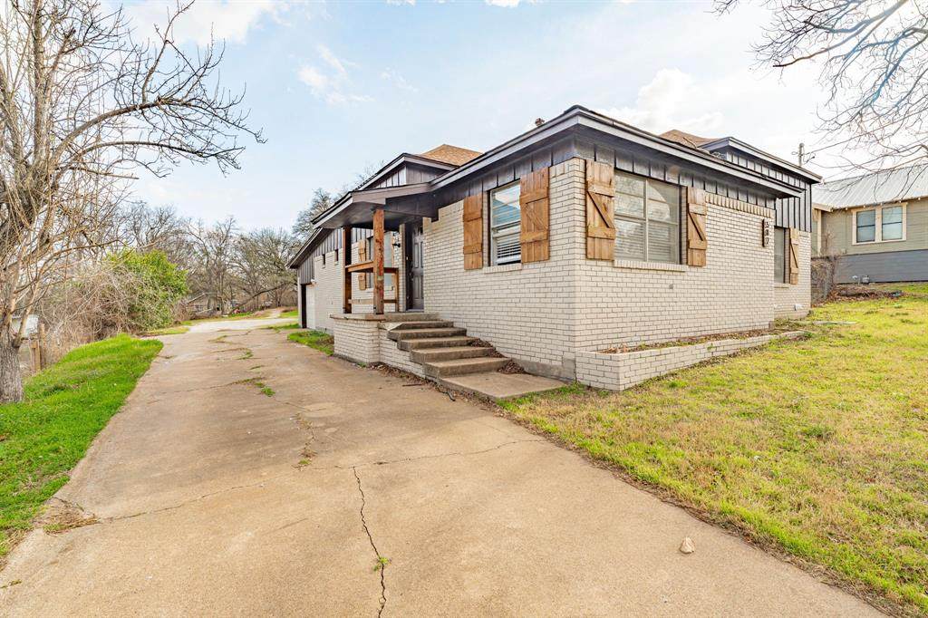 582 College Street - Photo 1