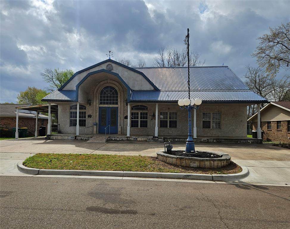 716 Dogwood Street - Photo 1