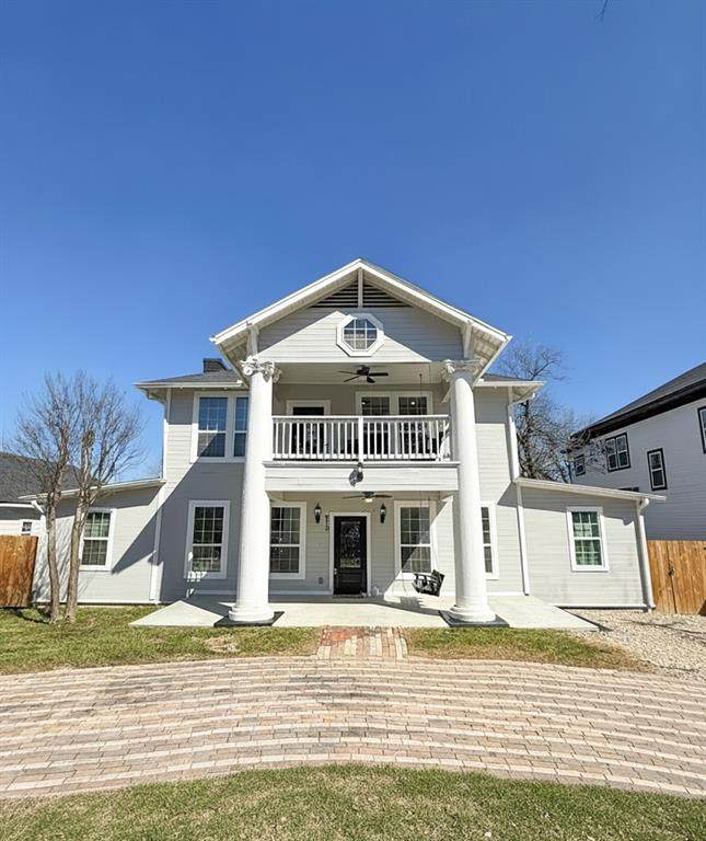 915 16th Street - Photo 1