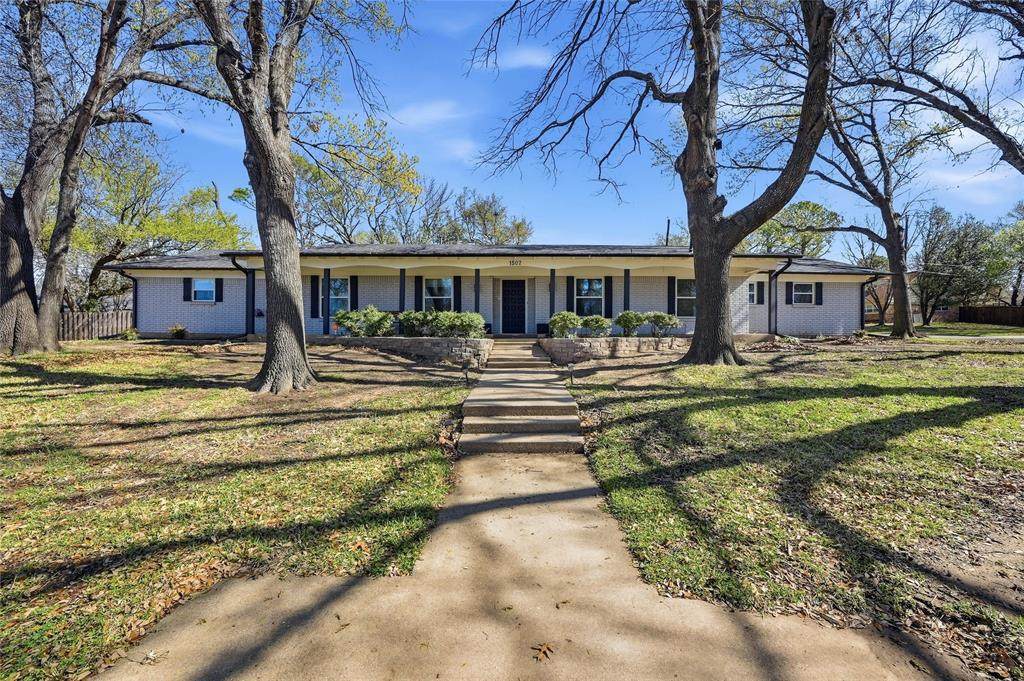 1507 Greenbrier - Photo 1