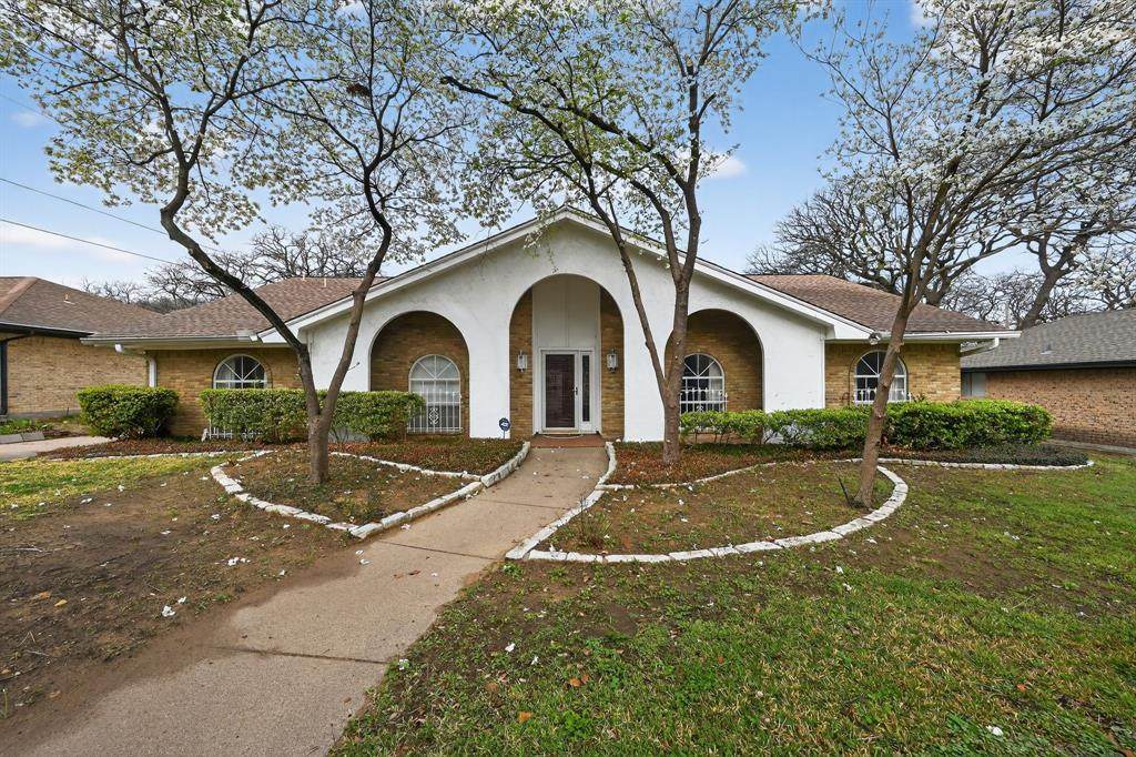 704 Castlewood Lane - Photo 1