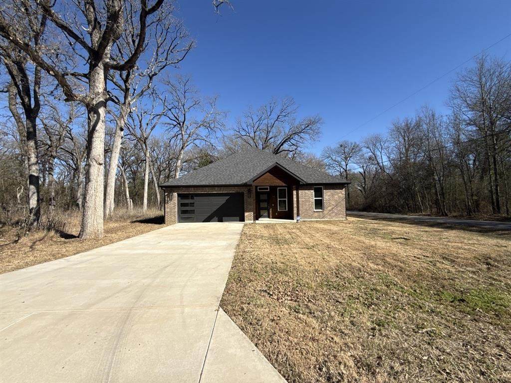 102 Oakwood Drive - Photo 1