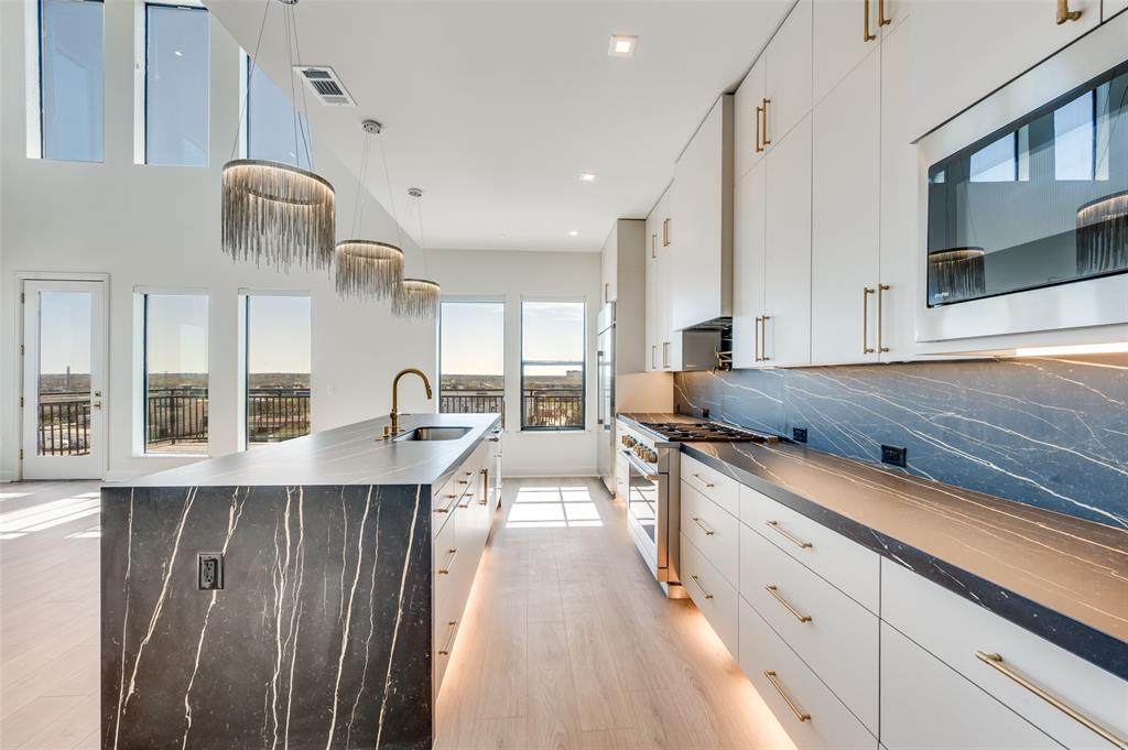 1900 Ervay Street - Photo 1
