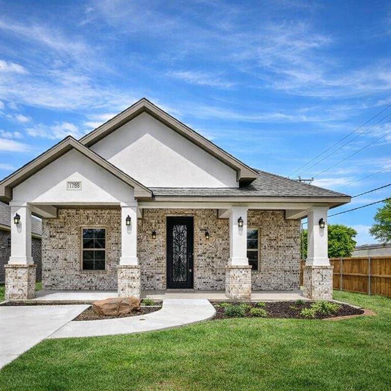 1102 Fort Worth Street - Photo 1